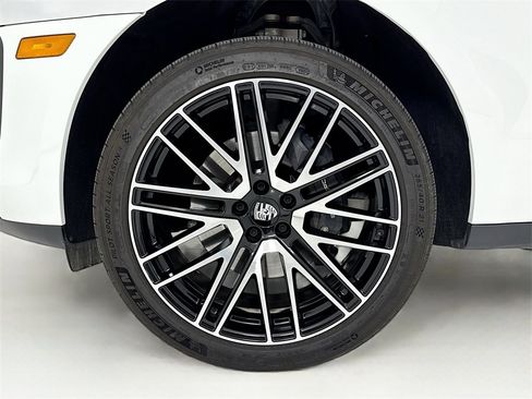 Certified 2025 Porsche Macan image 34