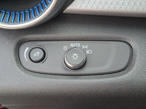 Used 2025 Chevrolet Trax LT FWD image 19