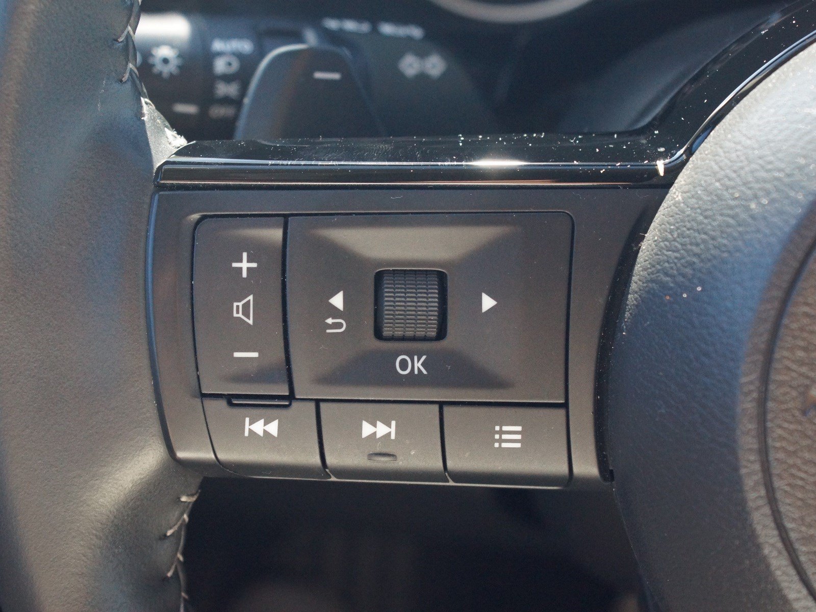 Used 2025 Nissan Pathfinder SL FWD image 10