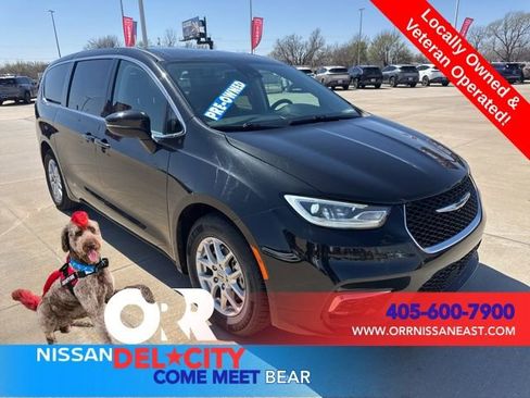 Used 2023 Chrysler Pacifica Touring-L image 7