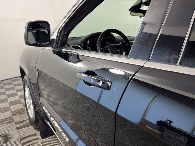 Used 2019 Jeep Grand Cherokee Laredo AWD/4WD image 13
