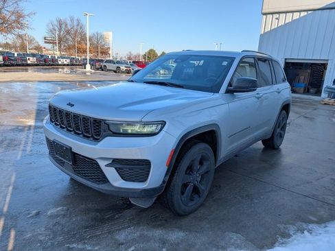 Used 2023 Jeep Grand Cherokee Altitude image 23