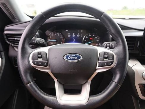 Used 2023 Ford Explorer XLT AWD/4WD image 12