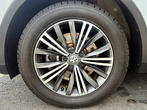 Used 2018 Volkswagen Tiguan SE w/ 18" Alloy Wheels Package FWD image 55