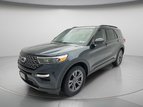 Used 2023 Ford Explorer XLT w/ Equipment Group 202A AWD/4WD image 3