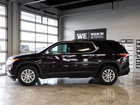 Used 2021 Chevrolet Traverse LT image 1