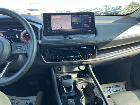 Used 2024 Nissan Rogue SL image 10