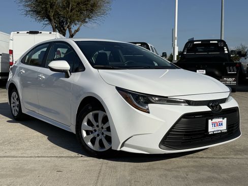 Used 2024 Toyota Corolla LE image 2