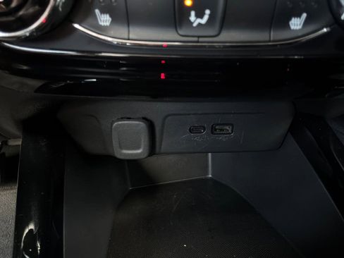 Used 2025 Chevrolet Trax LT w/ LT Convenience Package FWD image 23