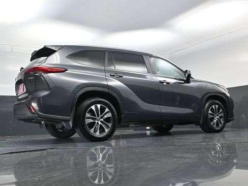 Used 2023 Toyota Highlander XLE FWD image 18