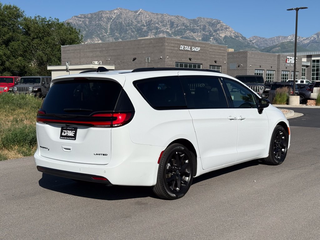Used 2026 Chrysler Pacifica Limited w/ S Appearance Package FWD image 9