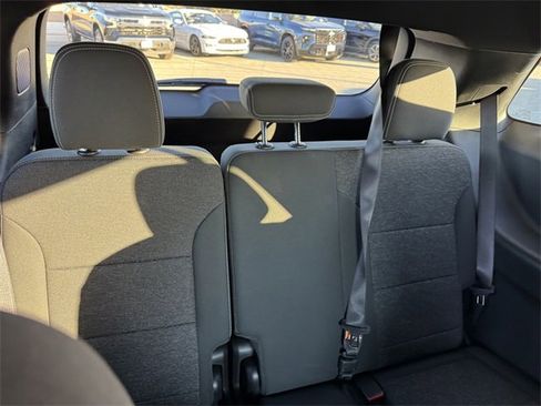 Used 2025 Chevrolet Traverse LT image 8