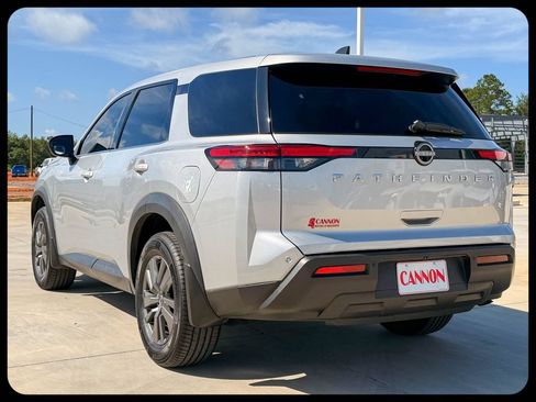 Used 2024 Nissan Pathfinder S FWD image 5