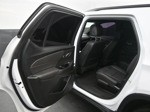 Used 2023 Chevrolet Traverse RS image 16