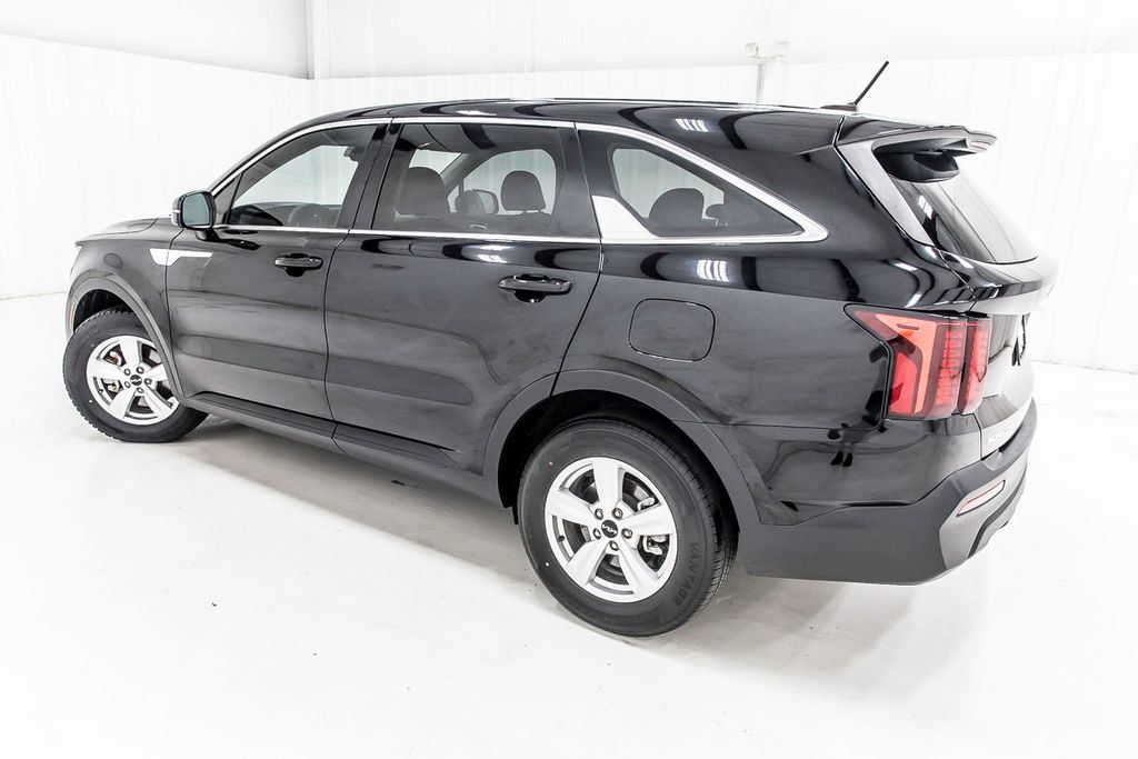 Used 2023 Kia Sorento LX FWD image 4