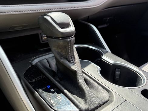 Used 2022 Toyota Highlander LE FWD image 8