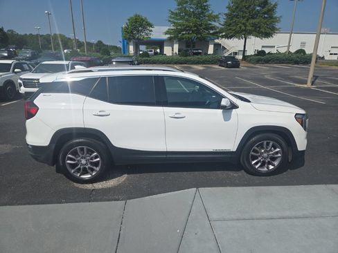 Used 2022 GMC Terrain SLT FWD image 2