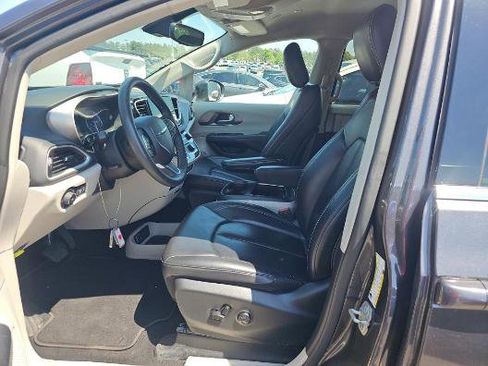 Used 2023 Chrysler Pacifica Touring-L image 3