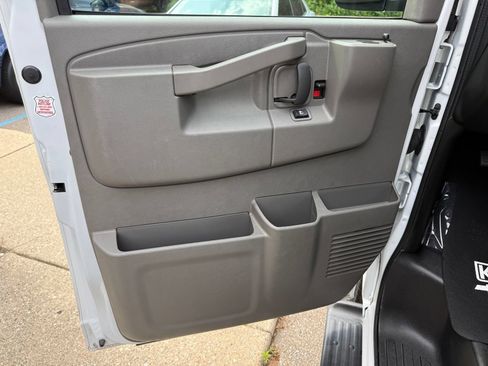 Used 2025 Chevrolet Express 3500 LT w/ LT Preferred Equipment Group RWD image 9