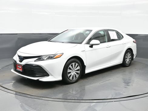 Used 2019 Toyota Camry LE image 2