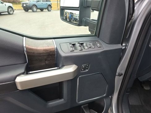 Used 2022 Ford F250 Lariat w/ Black Appearance Package image 12