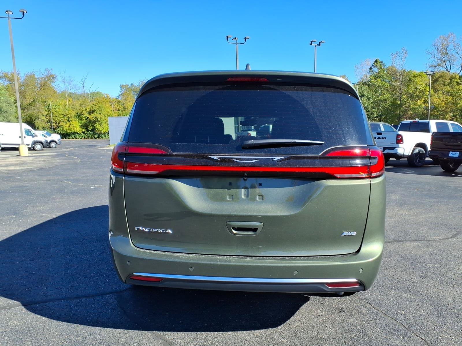 New 2027 Chrysler Pacifica Select AWD/4WD image 6