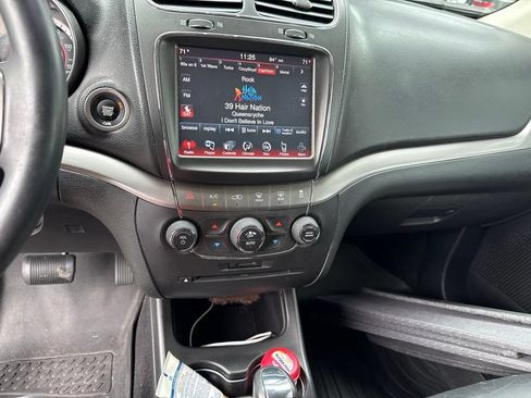 Used 2018 Dodge Journey Crossroad FWD image 3