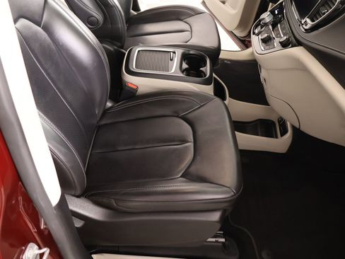 Used 2023 Chrysler Pacifica Touring-L image 13