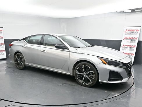 Used 2023 Nissan Altima 2.5 SR image 2