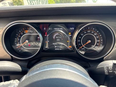 Used 2022 Jeep Wrangler Unlimited Sahara w/ Dual Top Group AWD/4WD image 27