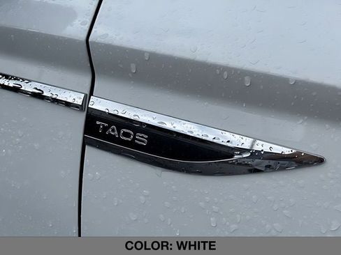 Used 2023 Volkswagen Taos SE w/ Panoramic Sunroof Package image 9