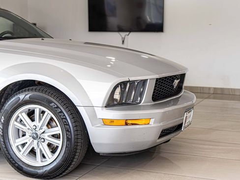 Used 2006 Ford Mustang Convertible RWD image 3