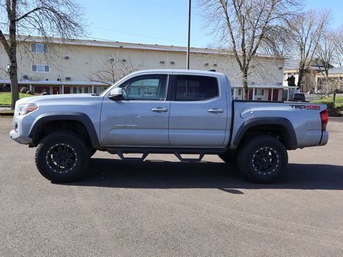 Used 2018 Toyota Tacoma TRD Off-Road w/ Technology Package image 4