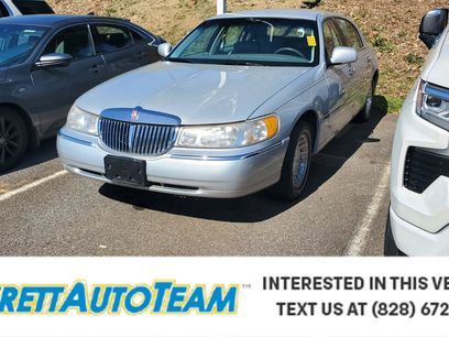 Used 2000 Lincoln Town Car Executive