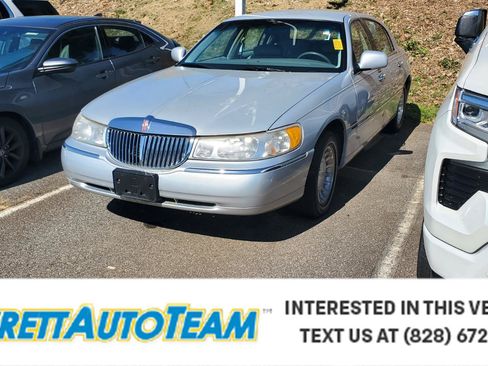 Used 2000 Lincoln Town Car Executive RWD image 1