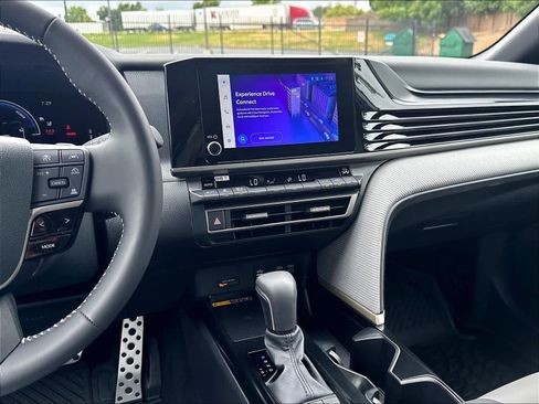 Used 2025 Toyota Camry SE w/ Convenience Package FWD image 9