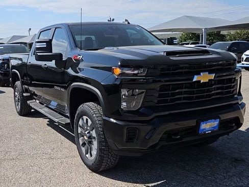 Used 2025 Chevrolet Silverado 2500 Custom w/ Custom Convenience Package AWD/4WD image 2