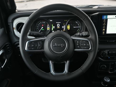 Used 2025 Jeep Wrangler Sahara image 18