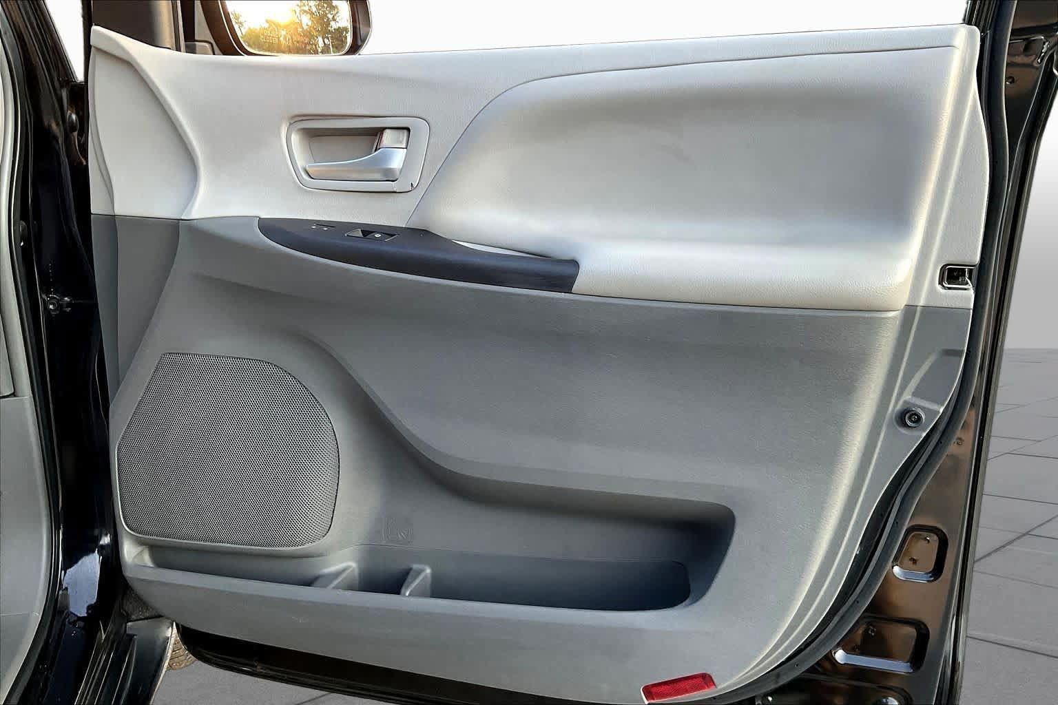 Used 2015 Toyota Sienna LE FWD image 22
