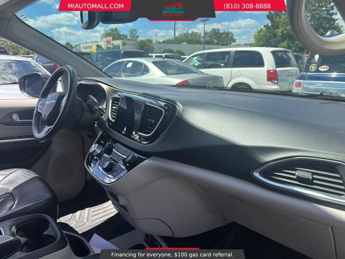 Used 2017 Chrysler Pacifica Touring-L Plus FWD image 17