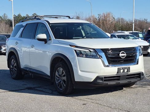Used 2024 Nissan Pathfinder SV image 2