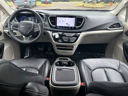 Used 2023 Chrysler Pacifica Touring-L FWD image 18