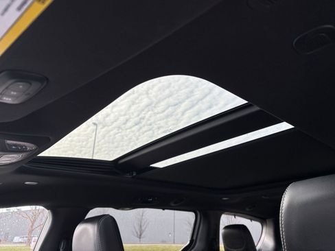 Used 2025 Chrysler Pacifica Limited image 32