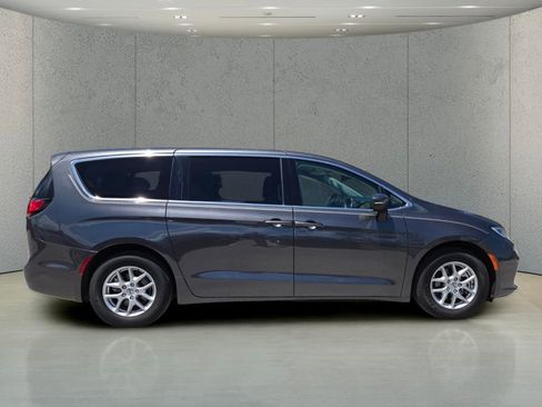 Used 2023 Chrysler Pacifica Touring-L FWD image 2