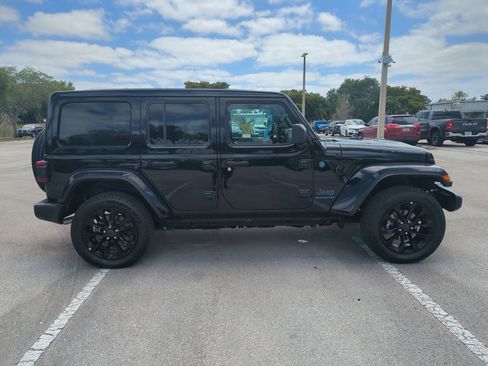 Used 2025 Jeep Wrangler Unlimited Sahara w/ Safety Group AWD/4WD image 5