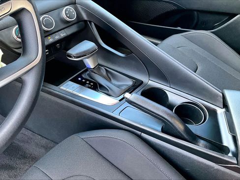Certified 2025 Hyundai Elantra SE image 15