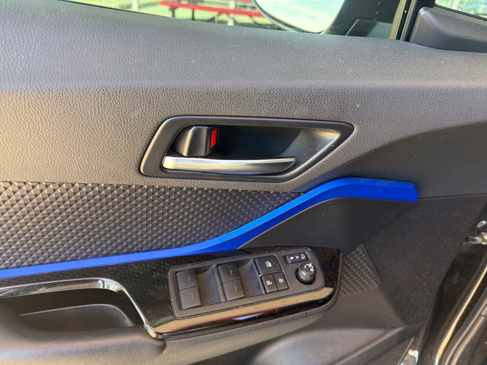 Used 2021 Toyota C-HR XLE FWD image 6