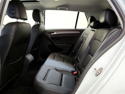 Used 2018 Volkswagen Golf SE image 21