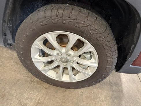Used 2019 Jeep Cherokee Latitude w/ Popular Appearance Group AWD/4WD image 4