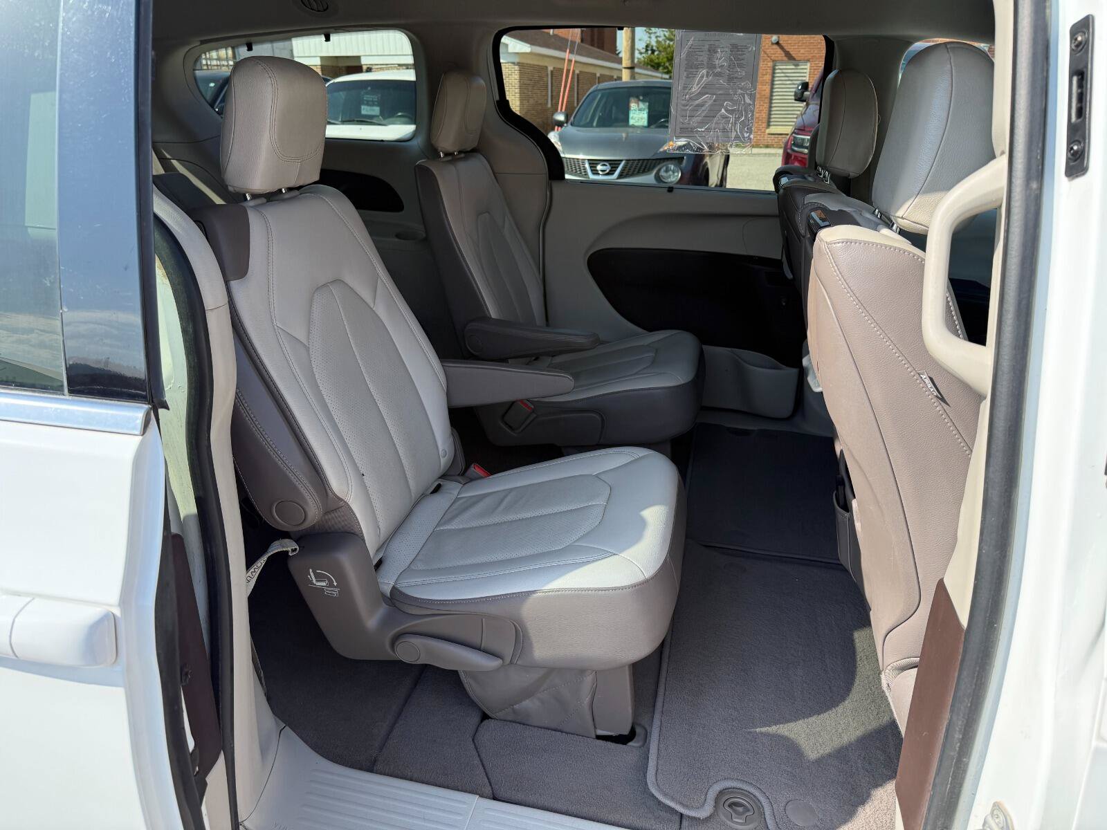 Used 2017 Chrysler Pacifica Touring-L Plus FWD image 14
